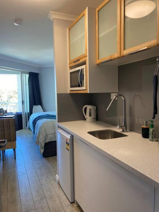 Alex Heads Beachfront Resort King Bed Studio Room Alexandra Headland Exterior photo